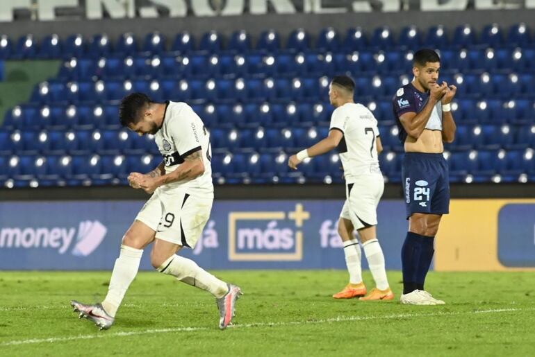 Víctor Salazar (i), jugador de Olimpia, festeja el gol que convirtió contra Guaireña por la séptima fecha del torneo Clausura 2023 del fútbol paraguayo en el estadio Defensores del Chaco, en Asunción.