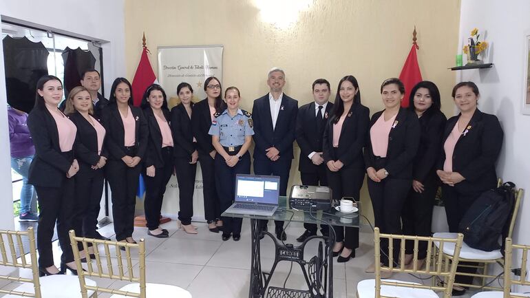 El psiquiatra Miguel Cuéllar ofreció una magistral charla a profesionales psicólogos del Departamento de Selección y Admisión de la Policía Nacional.