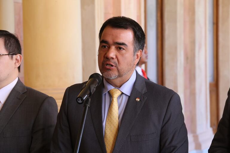 Óscar Llamosas, Ministro de Hacienda