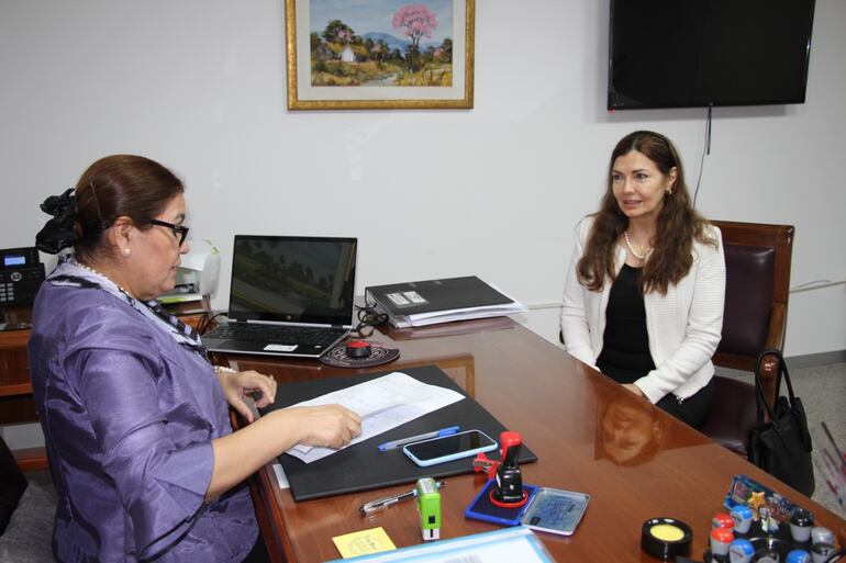 La Abg. Gisele Zuni Mousques de Filártiga de 61 años, en el momento de la inscripción para el concurso de defensor general. 