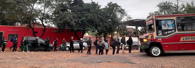 Los pasajeros son los que más sufren por las reguladas de buses.