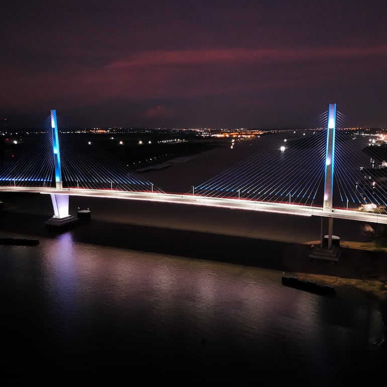 Puente Héroes del Chaco, iluminado con los colores de Racing para la final de la Copa Sudamericana