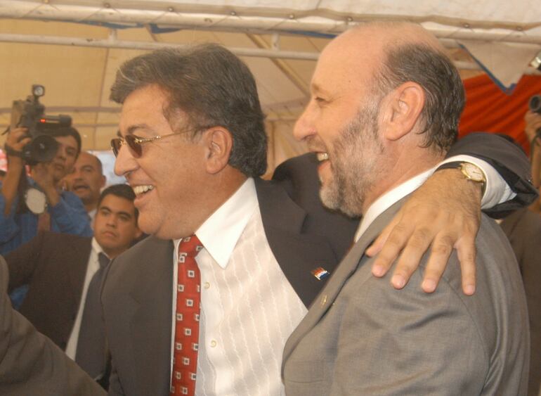 El 24 de marzo de 2004, el entonces presidente paraguayo Nicanor Duarte Frutos abrazaba al gobernador de Formosa, Argentina, Gildo Insfrán, durante una visita de este último al departamento de Presidente Hayes.