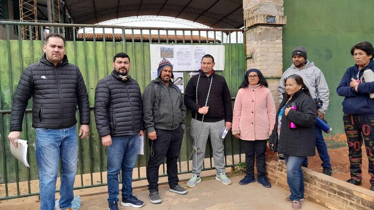 Padres de la escuela María Auxiliadora de la ciudad de Ñemby cuestionan la construcción de aulas y temen derrumbe.