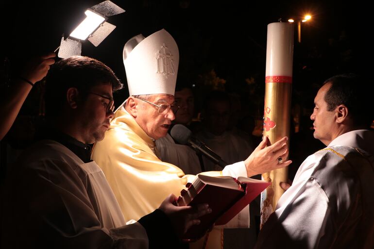 Monseñor Valenzuela presidió esta noche la Vigilia Pascual en Caacupé.