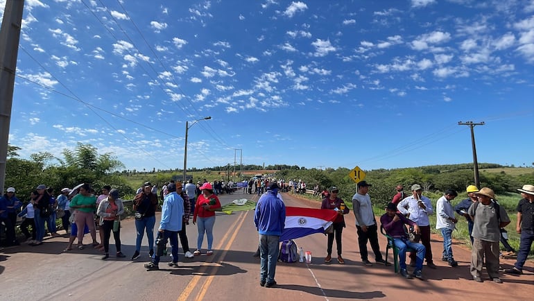 Manifestación indígena sobre el río Curuguaty'y