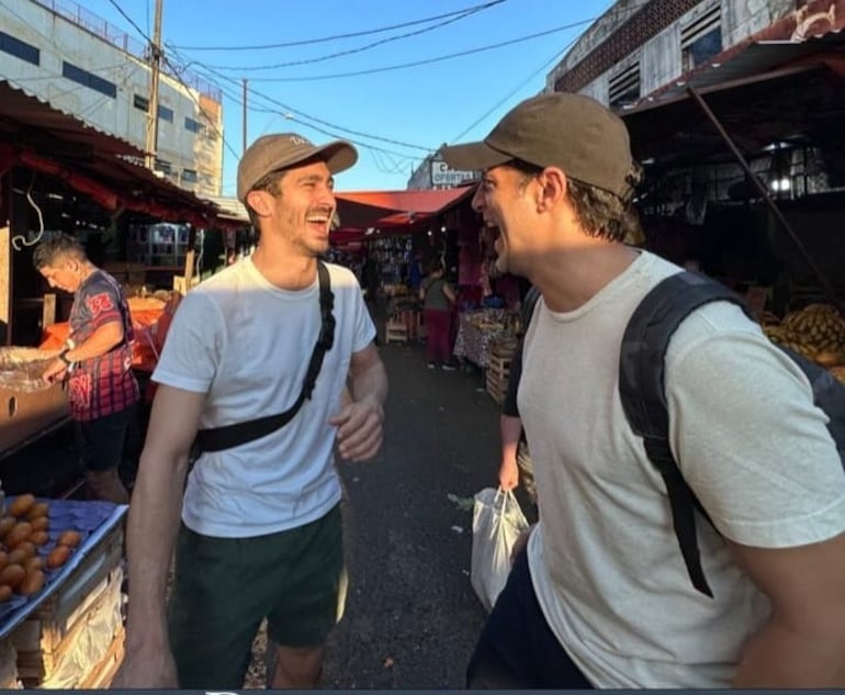 Chino Darín y Joaquín Furriel divirtiéndose en el corazón del Mercado 4, donde grabaron escenas de Descansar en paz.