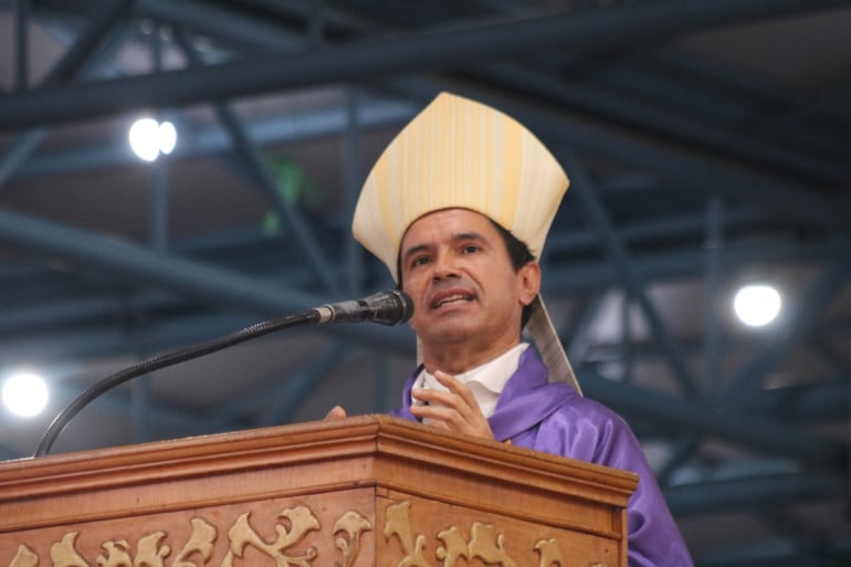 Monseñor Amancio Benítez presidió la misa en Caacupé.