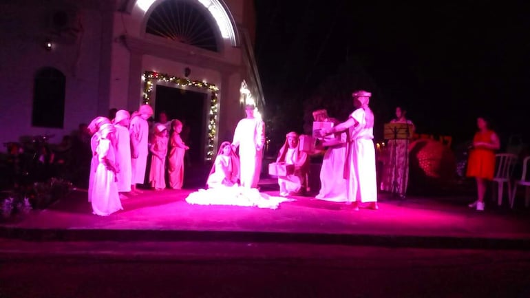 Emotivos cuadros vivientes del pesebre paraguayo se vivieron frente a la explanada de la Parroquia Virgen del Rosario de Acahay.