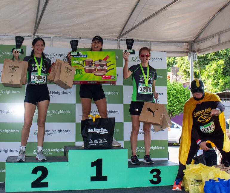 Podio de la categoría principal femenina de los 7 kilómetros del Good Run 2023.