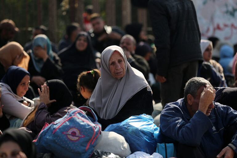 Palestinos desplazados esperan para regresar al norte de la Franja de Gaza.