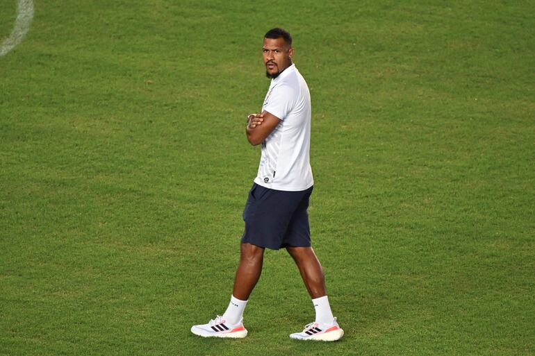 Salomón Rondónn, jugador de la selección de Venezuela, realiza el reconocimiento del campo de juego del Monumental de Maturín. 