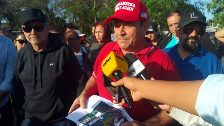 Guido González intendente de Lambaré en la movilización por el conflicto de 41 hectáreas que se pretenden utilizar para parque de la salud.