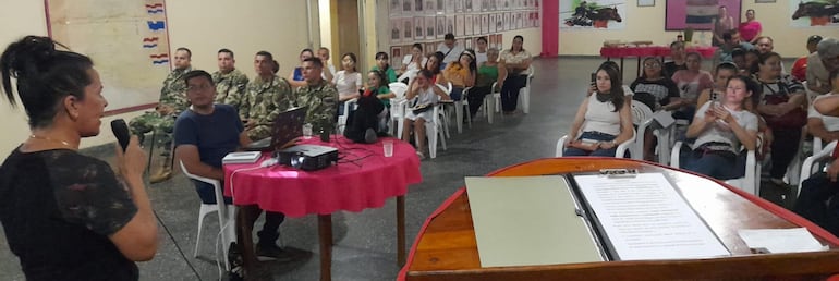 María Lourdes García impartió un taller sobre equinoterapia dirigido a padres con niños autistas y con capacidades diferentes en el salón de actos del Regimiento de Caballería RC2.