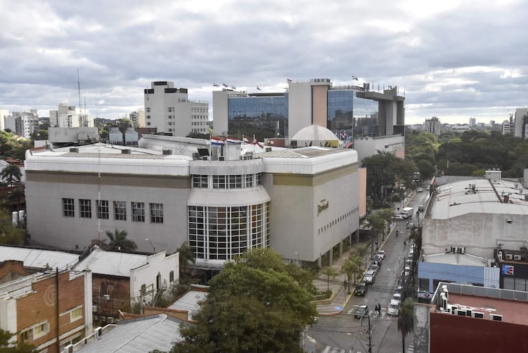 Vista área lateral del Shopping Mariscal, en Asunción.