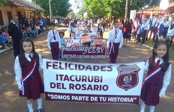 Los estudiantes marcharon por el aniversario de la ciudad.