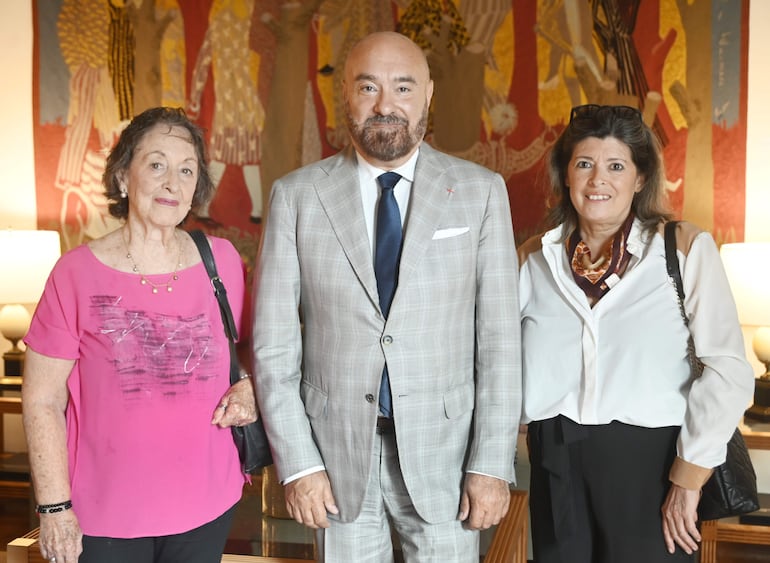 Ana María Abadíe, el embajador de Francia, Pierre Christian Soccoja y Ledy Vega.