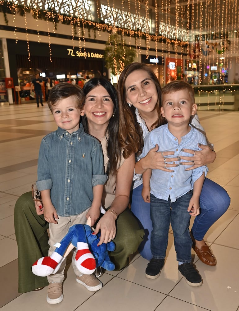 Enzo Domínguez, Belén Benítez, Valeria Herreros y Thiago Bogarín. 