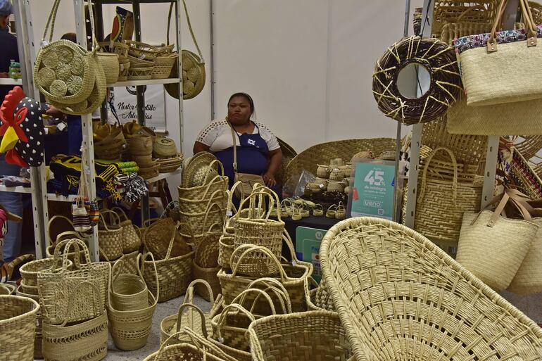 Trabajos de cestería en fibras naturales también se pueden encontrar hasta mañana en el Centro Cultural del Puerto de Asunción.