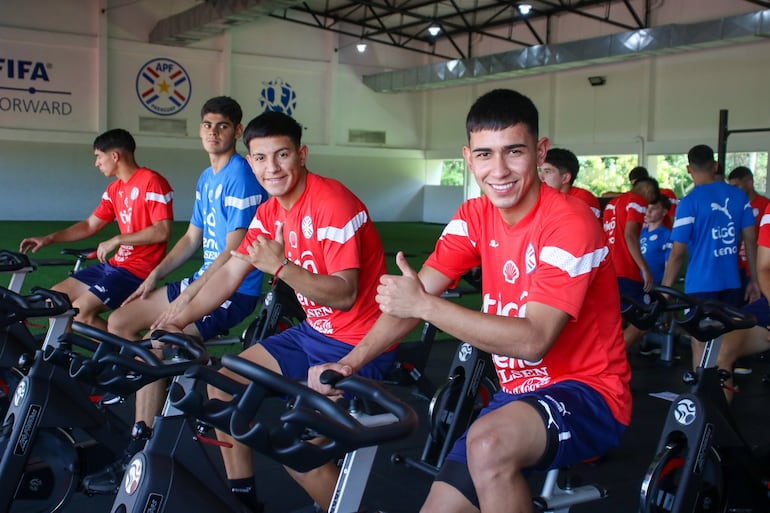 Gabriel Aguayo (d), futbolista de la Selección de Paraguay Sub 20, en el primer día de pretemporada del plantel en el Centro de Alto Rendimiento, en Ypané, Paraguay.