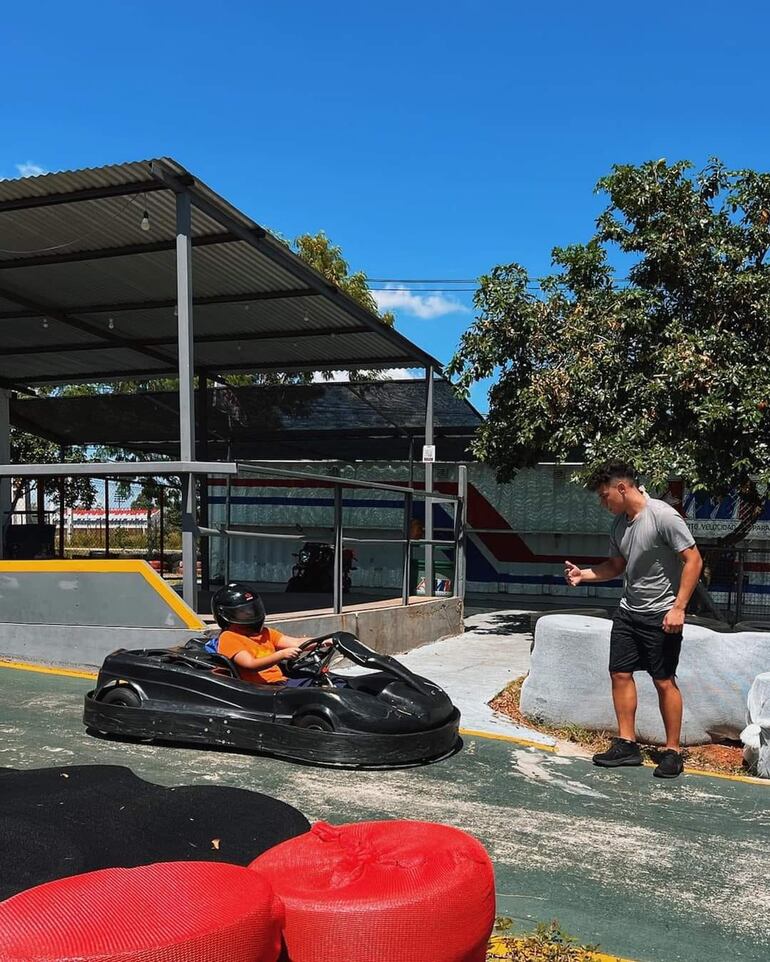 En la foto podemos apreciar a uno de los participantes subido a uno de los kart que se utilizo en la ocasión, con el casco puesto y recibiendo el "ok" correspondiente par avanzar.