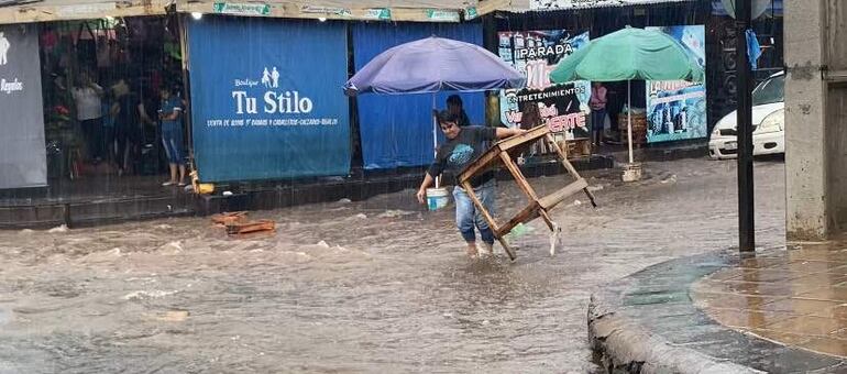 En la zona del Mercado Municipal número 1 de Luque las calles se llenaron de raudales.