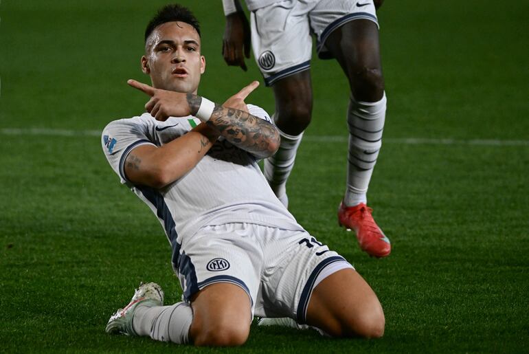 TOPSHOT - Inter Milan's Argentinian forward #10 Lautaro Martínez celebrates after scoring Inter's second goal during the Italian Serie A football match between US Lecce and Inter Milan at the Via del Mare Stadium in Lecce on January 26, 2025. (Photo by Filippo MONTEFORTE / AFP)