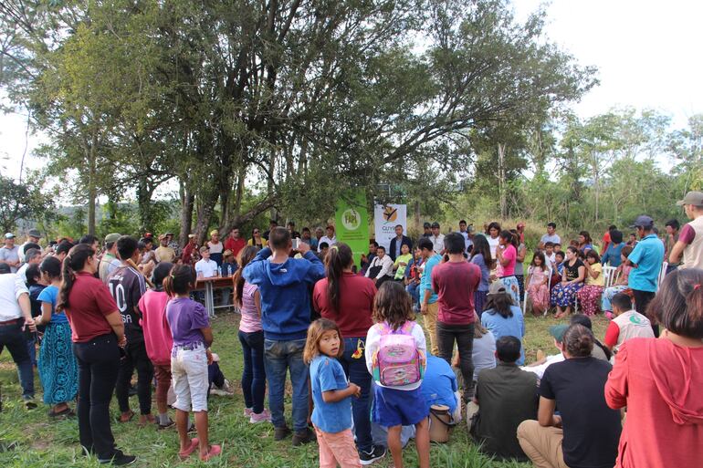 Acto de entrega del título de propiedad de  548 Has. de tierra donadas por Guyra Paraguay a la comunidad mbya guaraní de Arroyo Morotï.