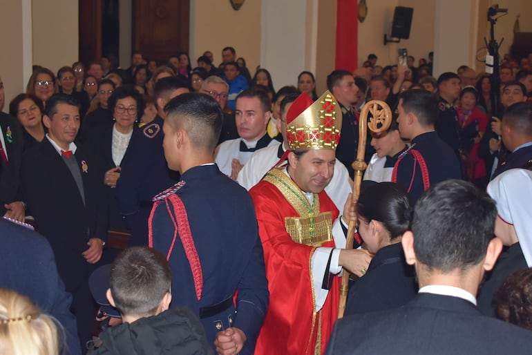 Una masiva concurrencia de fieles recibió al Nuncio apostólico del Paraguay Mons. Vicenzo Turturro.