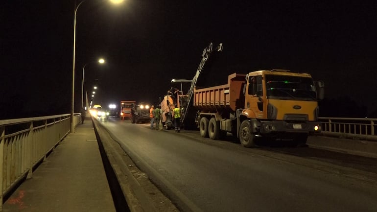 Empleados de la contratista del MOPC durante las tareas de mantenimiento en el Puente Remanso, en la primera jornada.