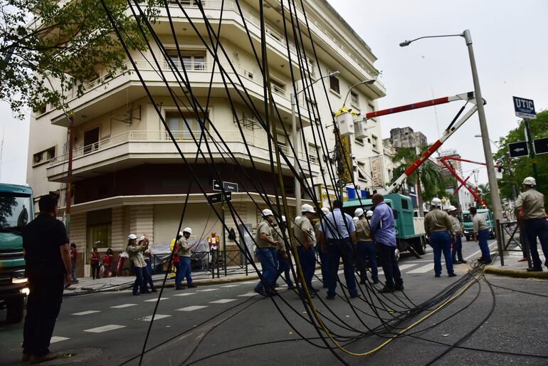 Retiro de cables de calle Palma, frente al Panteón de los Héroes.