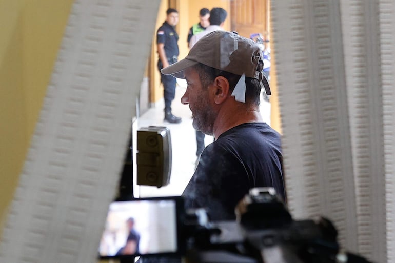 El senador argentino Edgardo Kueider conversa con agentes de la Policía Nacional de Paraguay este viernes, en la Comisaría Sexta de Asunción (Foto de archivo).