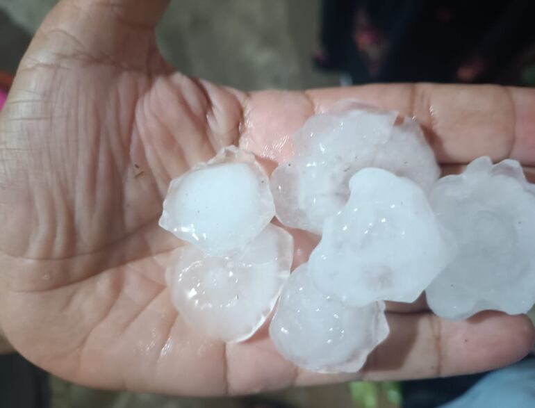 Un fuerte temporal acompañado de grandes granizos y fuertes vientos azotó al departamento de Ñeembucú.