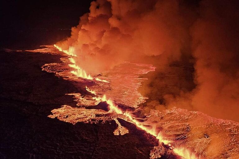 Fotografía cedida por Defensa Civil de Islandia donde se observa una erupción volcánica al norte de Grindavík (Islandia).