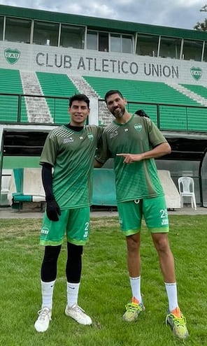 Rocco Vidal Obregón (izq.) y Alejandro Meza Abdo, en el Unión Sunchales de Argentina.