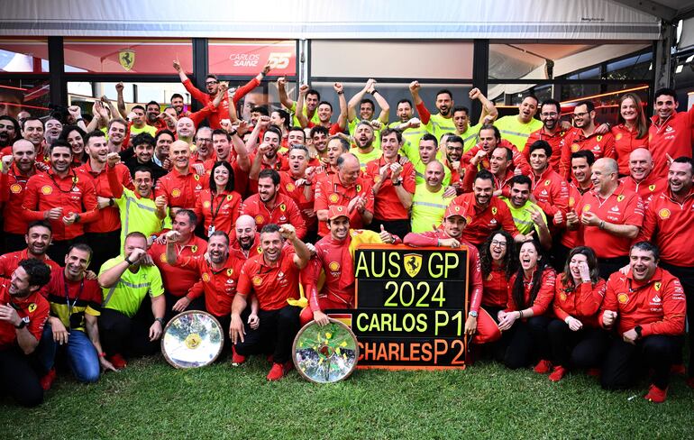 El GP de Australia se tiñó de rojo con el 1-2 de Ferrari logrado por Carlos Sainz y Charles Leclerc, marcando el retorno de la Scuedría al podio luego de mucho tiempo.