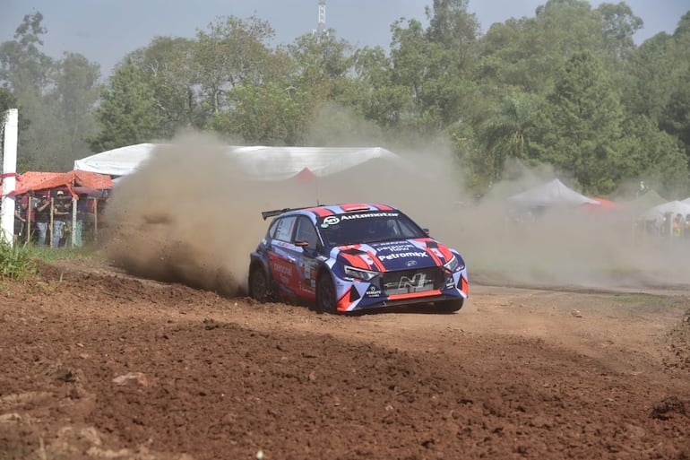 El Hyundai i20 N Rally2 del piloto mundialista Fabrizio Zaldívar en la clasificación del Rally del Chaco 2024 en el Autódromo Rubén Dumot, en Capiatá, Paraguay.