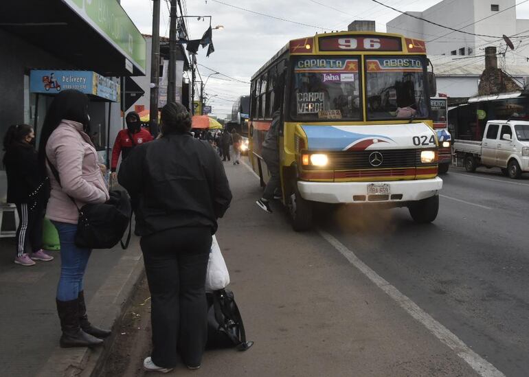 Pasajeros en colectivos, invierno, frío, personas abrigadas, aglomeración, transporte público.