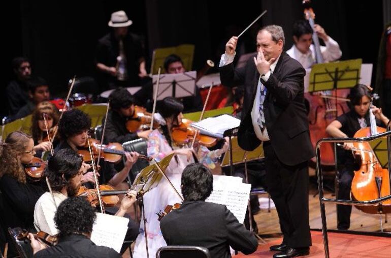 Miguel Ángel Gilardi dirigiendo a la Orquesta Juvenil del CCPA.