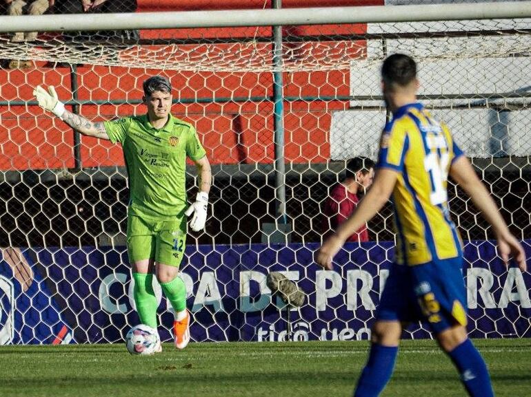 Alfredo Aguilar (i), arquero de Sportivo Luqueño, en el partido frente a General Caballero de Juan León Mallorquín por la primera fecha del torneo Clausura 2024 del fútbol paraguayo en el estadio Ka'arendy, en Juan León Mallorquín.