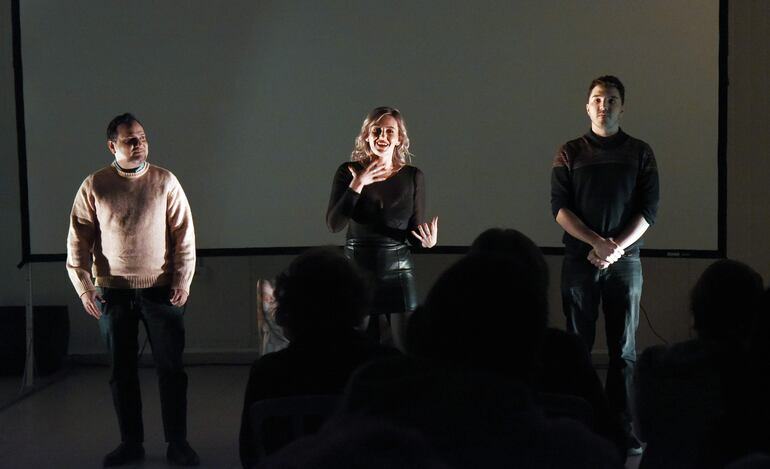 El equipo de la obra "Debut", una de las tantas que se presentaron en Teatro Mbyky, realizó una introducción a la presentación de la convocatoria.
