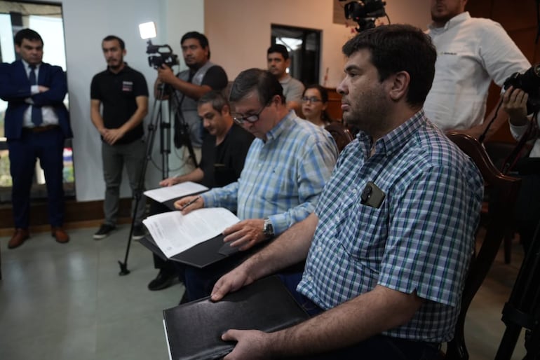 Los médicos cirujanos pediátricos presentes en la Caja Central, firmaron el acta de acuerdo.