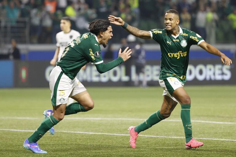 El paraguayo Gustavo Gómez (i) y Caio Paulista, futbolistas del Palmeiras, celebran un gol en el partido frente a Botafogo por los octavos de final de la Copa Libertadores 2024 en el Allianz Parque, en Sao Paulo, Brasil.