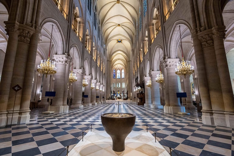 El baptisterio diseñado por el artista y diseñador francés Guillaume Bardet de la catedral de Notre-Dame de París, en París, Francia.
