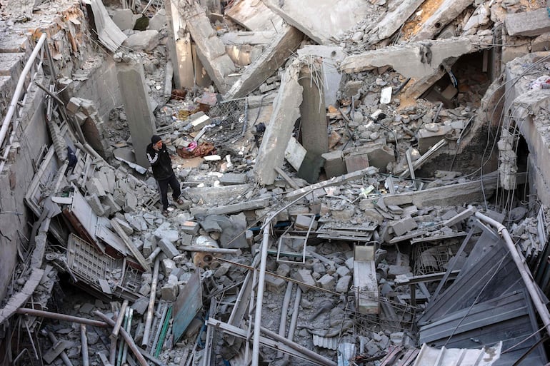 Un hombre observa los escombros de un edificio destruido por un bombardeo israelí, el jueves en la Ciudad de Gaza.