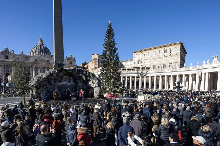 El gran pesebre de la plaza de San Pedro. El papa insta a recuperar la esencia de la Navidad.