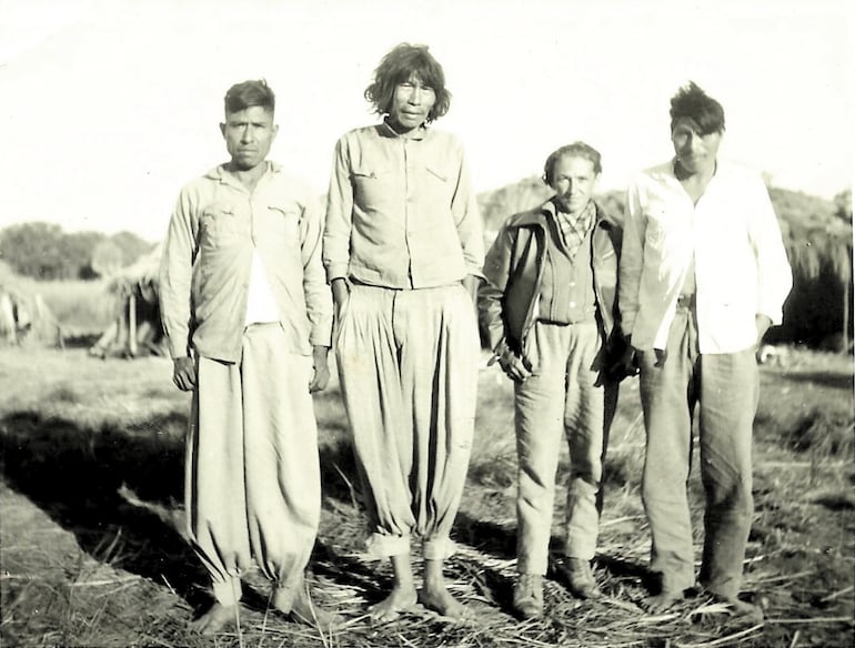 Branislava Susnik entre los emok – toba en Cerrito, Chaco, 1962. Gentileza del Museo Etnográfico Andrés Barbero.