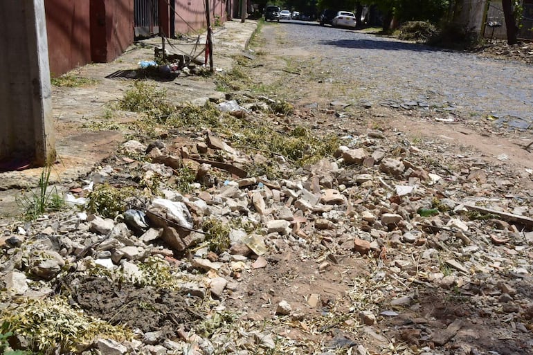 Cloaca en plena calle Guavirá fue tapada con escombros, pero despide fuertes olores, detrás del Colegio Pablo Ávila.