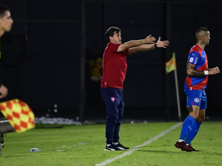 Diego Gavilán (c), entrenador de Cerro Porteño, en el partido contra Tacuary por la novena jornada del torneo Clausura 2023 del fútbol paraguayo en el estadio Defensores del Chaco, en Asunción.