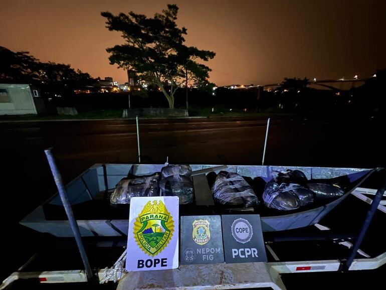 Una embarcación con varios kilos de marihuana incautada anoche a orillas del río Paraná.